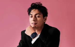 مشعل تمر يسرق الأضواء في أسبوع الموضة بالرياض 2025 بإطلالة تجمع بين التراث والعصرية (فيديو)