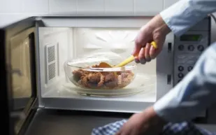 دراسة: طهي الخضروات بالميكروويف يحافظ على فيتامين "سي" أكثر من السلق