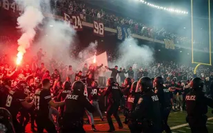 لكمة صادمة من حارس مرمى تشعل أحداث عنف غير مسبوقة في الملعب (فيديو)