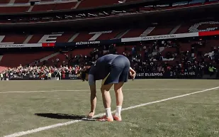 زهرة في منتصف الملعب.. لفتة إنسانية من ألفاريز تهزّ قلوب الجماهير (فيديو)