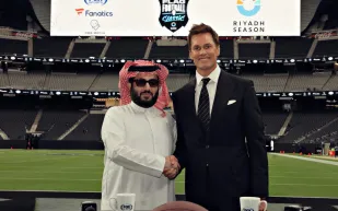 توم برادي يستعد للعودة إلى الملاعب في مباراة كرة القدم الأمريكية في السعودية