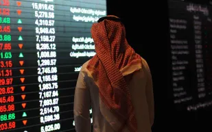 السوق السعودية تغلق بالمنطقة الحمراء وسط صعود أرامكو وتراجع البنوك