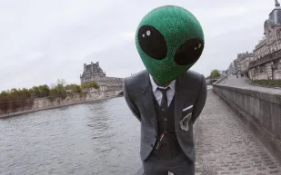 الكائنات الفضائية تغزو أسبوع الموضة في باريس مع عرض توم براون SS26