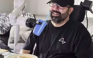 ماذا حدث للمريض الذي زرع شريحة إيلون ماسك بدماغه؟