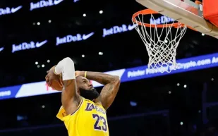 ليكرز يواجه تحديًا جديدًا بغياب ليبرون جيمس قبل انطلاق موسم الـNBA.. تعرف على الأسباب