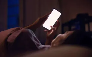 النشاط الليلي على وسائل التواصل الاجتماعي هل يؤثر في الصحة النفسية؟ دراسة توضح