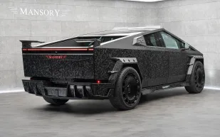 شاحنة "مانسوري سايبرترك" تخطف الأنظار في دبي بلوحة الترخيص الأغلى في العالم "P7"