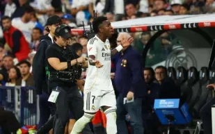 ريال مدريد يحذر فينيسيوس بعد احتجاجه على التبديل في الكلاسيكو.. هل يلوّح بالرحيل؟