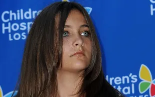 ابنة مايكل جاكسون تتهم القائمين على تركة والدها بإساءة إدارة الأموال