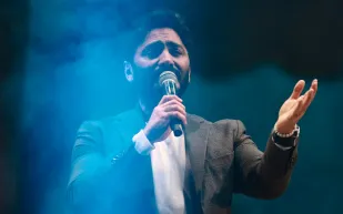 تامر حسني يعلن عن جولته الأوروبية ويعد جمهوره بفيديو "فرنساوي"