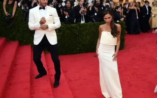 بعد صمت طويل.. فيكتوريا بيكهام ترد على جدل خيانة زوجها لها