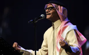 موقف طريف يربط رابح صقر بجمهوره قبل انطلاق حفله في موسم الخبر (فيديو)