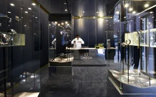 من سطح القمر إلى قاعة المزاد.. ساعات أوميغا نادرة للبيع الآن