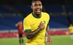 مفاجأة في صورة مالكوم.. هل يعاني نجم الهلال من إصابة خطيرة قبل الاتفاق؟