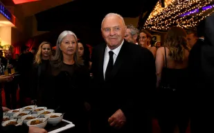 أنتوني هوبكنز يروي لحظة صادمة غيّرت مسار حياته إلى الأبد