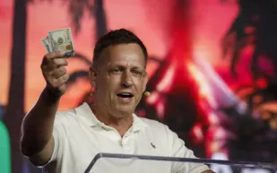 لماذا نصح الملياردير الأمريكي بيتر ثيل إيلون ماسك بعدم التبرع بثروته للأعمال الخيرية؟