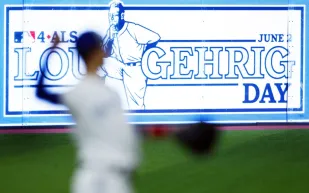 بعد 80 عامًا: قميص لو غيريغ يُباع بمبلغ قياسي في مزاد تاريخي!