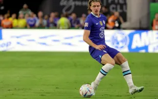 الانتقالات الشتوية تتأهب: أوليس يقترب من ليفربول وغالاغر في رادار مانشستر يونايتد