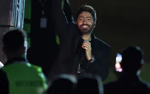  تامر حسني يرفض هدية ذهبية ثمينة من معجبة بطريقة لبقة (فيديو) 