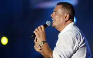 عمرو دياب يحتفل بعامه الـ64.. أربعة عقود من التجدد والنجومية