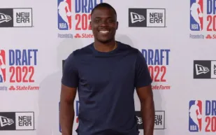 كريس ماثيوز يتحدى الفيزياء برمية سلة مستحيلة (فيديو)