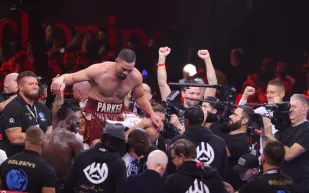 جدل واسع بعد فوز فابيو واردلي على جوزيف باركر.. الجماهير تصف الملاكمة بـ"الفاسدة"