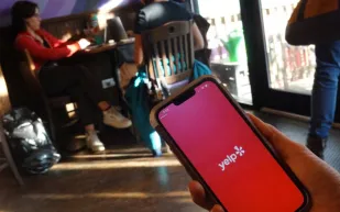 الذكاء الاصطناعي يغيّر Yelp: بحث أكثر سلاسة وتجربة مرئية للأطباق والخدمات