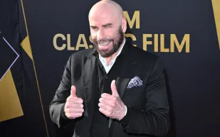 ليس من البشر.. جون ترافولتا يكشف عن رفيقه الجديد في موقع التصوير