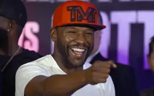 مايويذر يدخل عالم الساعات الفاخرة بتشكيلة من الذهب والأحجار الكريمة