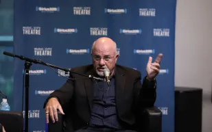 المستشار المالي ديف رامزي: دخلك ليس المشكلة.. هذه عاداتك التي تبدد ثروتك