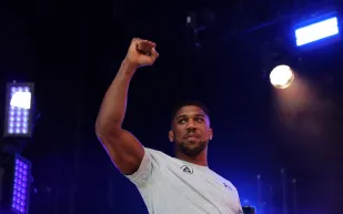 نزال ناري مرتقب.. جوشوا يواجه الملاكم الشهير بصراع الدببة وضربات المطرقة! (فيديو)