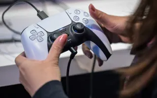 وضع توفير الطاقة في PS5 يقدّم نظرة واقعية على أداء الألعاب في جهاز PS6 المحمول