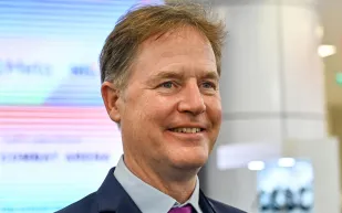 نيك كليغ يصدم موظفي فيسبوك في يومه الأول بمزحة جريئة