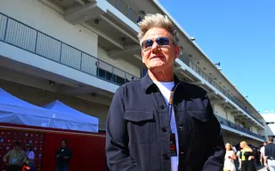 غوردون رامزي يفاجئ الجمهور بمهاراته الغنائية في "بيز إن آ تراب"