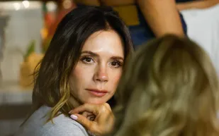 لماذا لا تبتسم فيكتوريا بيكهام أبدًا؟.. السر في زوجها ديفيد