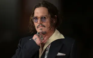 جوني ديب يكشف عن "تضحية كبرى" قدّمها له المخرج تيم برتون أثناء مرض ابنته ليلي روز