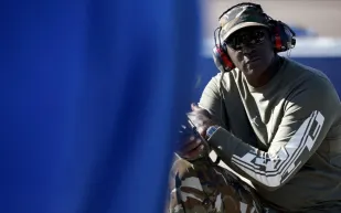 مايكل جوردان يكشف قصة آخر مرة لمس فيها كرة السلة (فيديو)