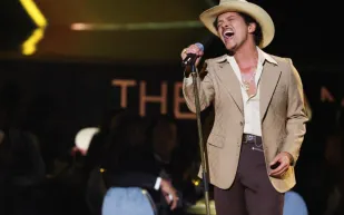 من الميكروفون إلى الملايين: كيف بنى برونو مارس ثروته؟