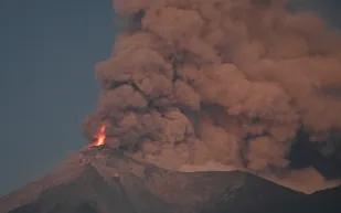 بركان ليوتوبي لاكي-لاكي في إندونيسيا يثور ويطلق رمادًا بارتفاع 10 كيلومترات (فيديو)