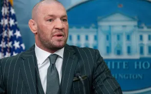 كونور مكغريغور يوقع عقد عودته إلى UFC في حدث تاريخي بالبيت الأبيض (فيديو)