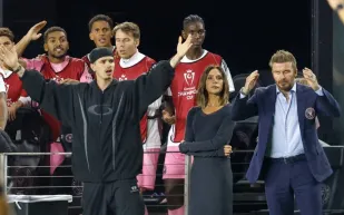 روميو بيكهام يتألق في فورمولا 1 بساعة "بامبو" عتيقة من أوديمار بيغيه