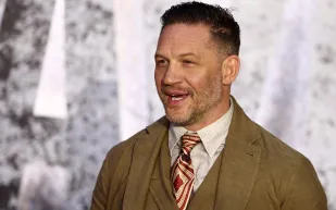 توم هاردي يتألق بساعة رولكس “روتبير” من الذهب الوردي بهذا السعر