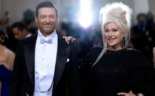 بعد عامين من الانفصال .. هيو جاكمان وديبورا لي ينهيان الخلافات 