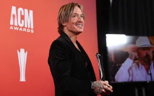 58 عامًا من الموسيقى.. كيث أوربان يوازن بين الفن والملايين