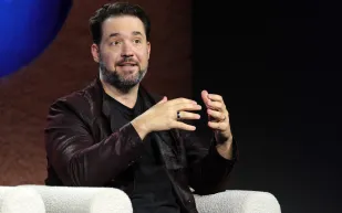 مؤسس Reddit يحذر من فقدان الطابع البشري للإنترنت وسط انتشار الروبوتات