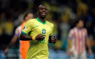 هل يكرر فينيسيوس مسيرة نيمار؟ نجم البرازيل يطرق أبواب الكبار