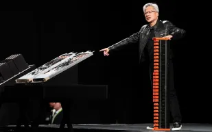 جنسن هوانغ يهدي إيلون ماسك أول وحدة من الكمبيوتر العملاق DGX Spark خلال حفل الإطلاق