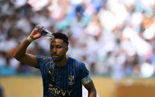 وسط أنباء ترشحه لجائزة آسيا.. الهزاع يصدم سالم الدوسري ويطالبه بالجلوس على الدكة