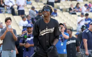 ليل واين يهدي سويز بيتز شاحنة "برابوس 6×6" بقيمة 1.8 مليون دولار (فيديو)