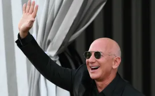 جيف بيزوس يخطف الأنظار بساعة ريتشارد ميل RM 27-05 توربيون